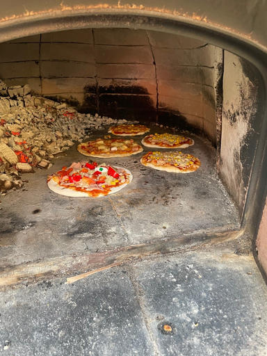 Pizza backen im Steinofen
